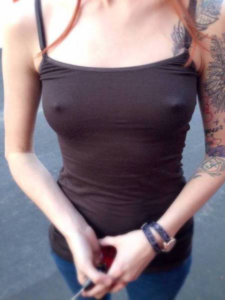 Braless Girls Let Their Boobs Hang Free