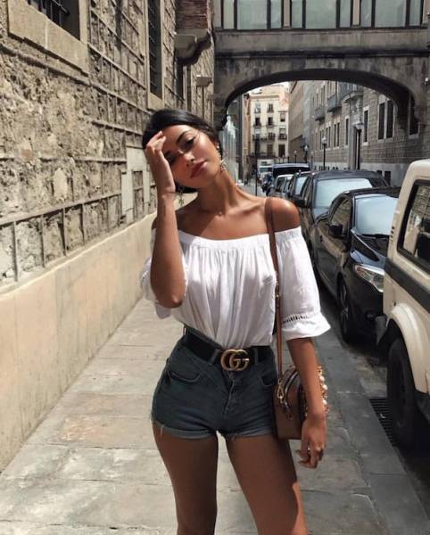 Braless Girls Let Their Boobs Hang Free