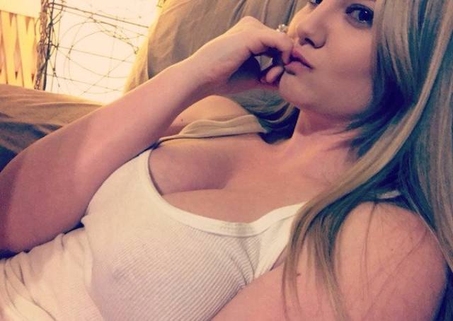 Braless Girls Let Their Boobs Hang Free