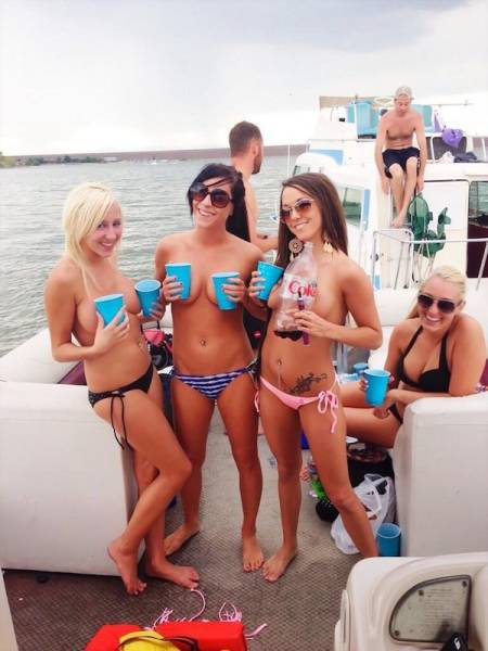 Braless Girls Let Their Boobs Hang Free