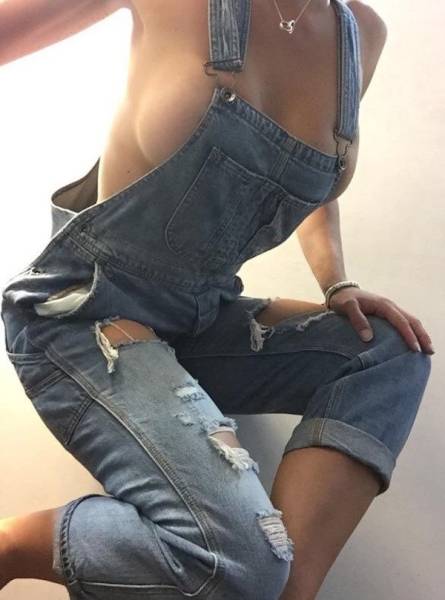 Braless Girls Let Their Boobs Hang Free