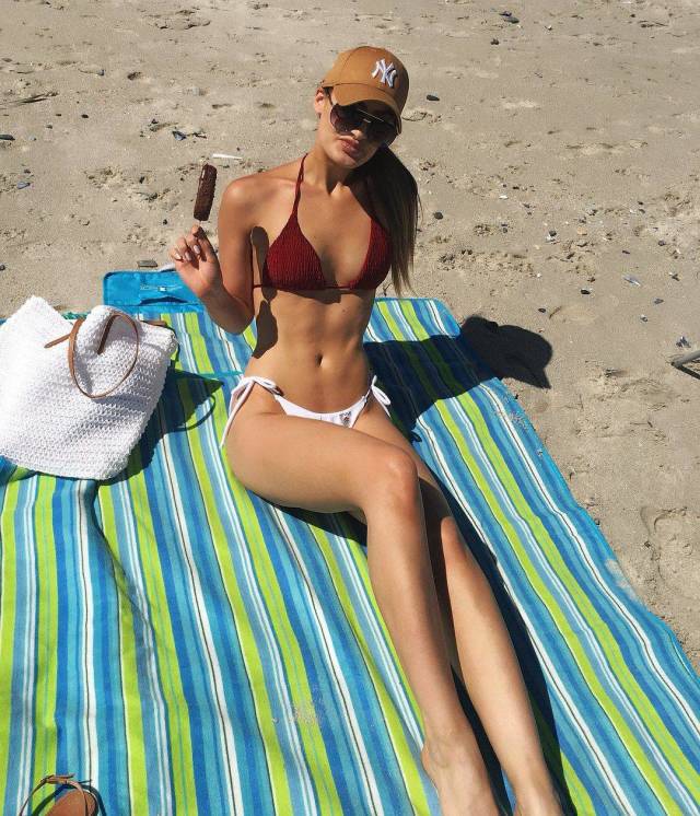 Sexy Chicks With Gorgeous Long Legs