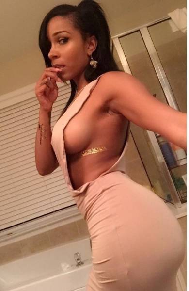 Sideboobs Are Always The Way To Go!