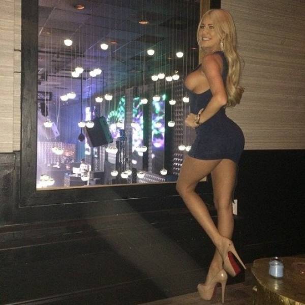 Sideboobs Are Always The Way To Go!