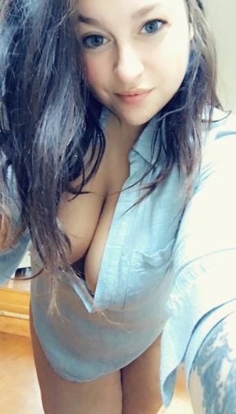 Braless Girls Let Their Boobs Hang Free