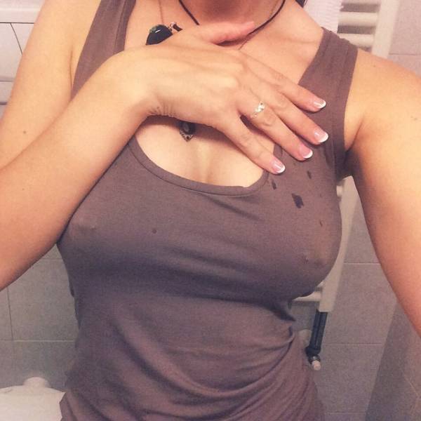 Braless Girls Let Their Boobs Hang Free