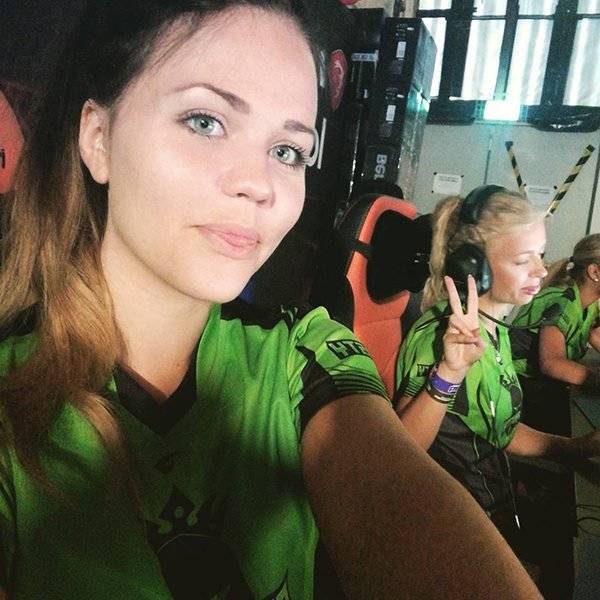 Pro Gamers Who Are Actually Flaming Hot Girls