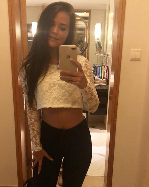 Pro Gamers Who Are Actually Flaming Hot Girls