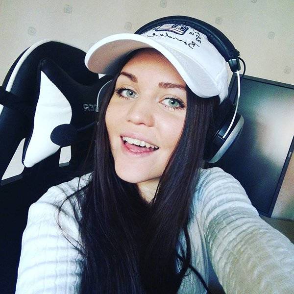 Pro Gamers Who Are Actually Flaming Hot Girls