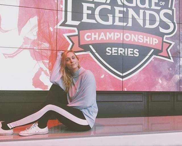 Pro Gamers Who Are Actually Flaming Hot Girls