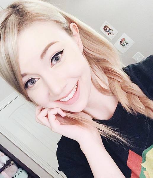 Pro Gamers Who Are Actually Flaming Hot Girls