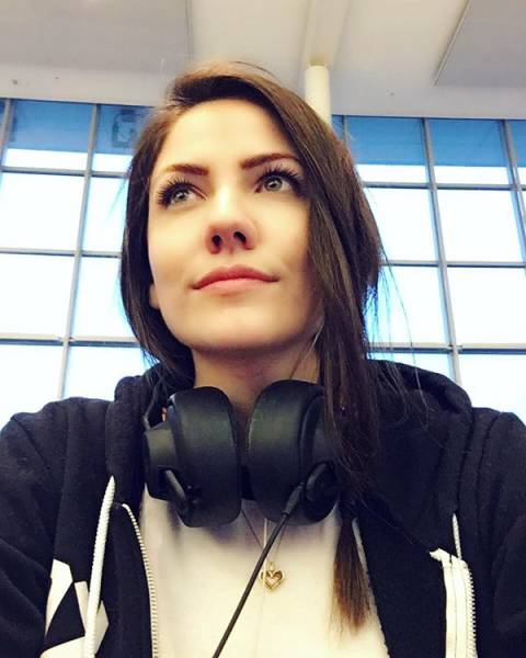 Pro Gamers Who Are Actually Flaming Hot Girls