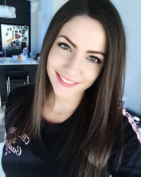 Pro Gamers Who Are Actually Flaming Hot Girls