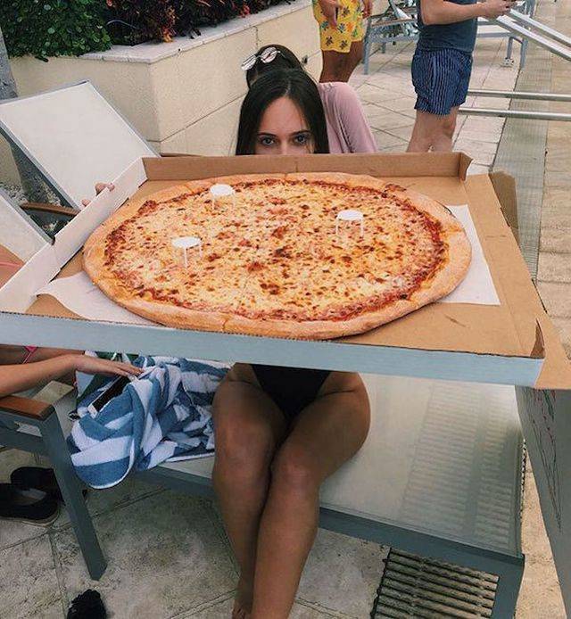 Hot Girls With Hot Pizzas