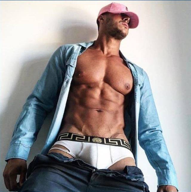 Sexy Men With Absolutely Mesmerizing Looks