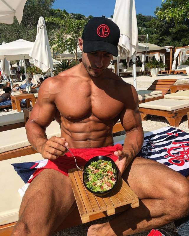 Sexy Men With Absolutely Mesmerizing Looks