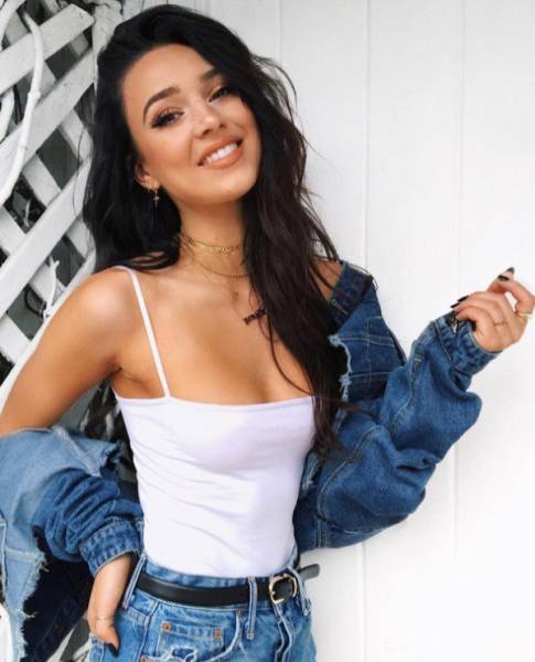 White T-Shirts Show Everything That’s Sexy