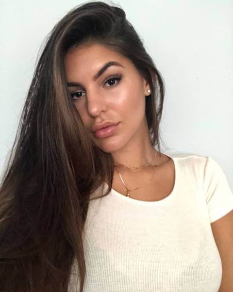 White T-Shirts Show Everything That’s Sexy