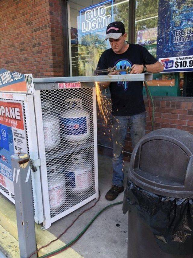 Darwin’s Award Will Never Run Out Of Competitors