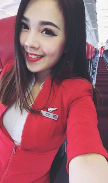 This Chinese “AirAsia” Hostess Is Such A Cutie