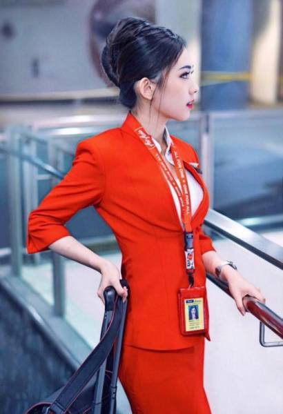 This Chinese “AirAsia” Hostess Is Such A Cutie