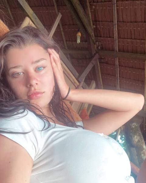 White T-Shirts Show Everything We Want To See