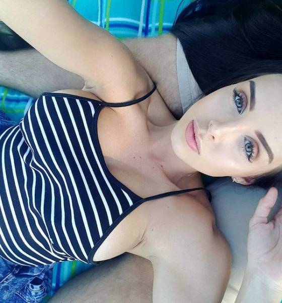 Braless Girls Let Their Boobs Hang Free