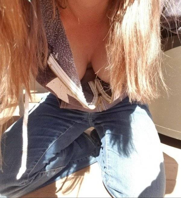 Braless Girls Let Their Boobs Hang Free