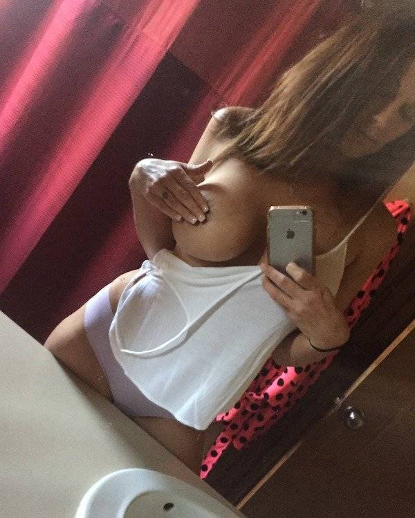 Braless Girls Let Their Boobs Hang Free