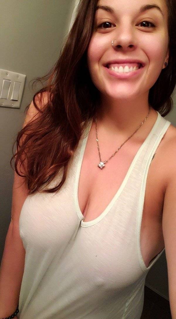 Braless Girls Let Their Boobs Hang Free
