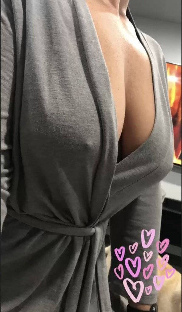 Braless Girls Let Their Boobs Hang Free