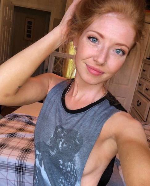 Braless Girls Let Their Boobs Hang Free