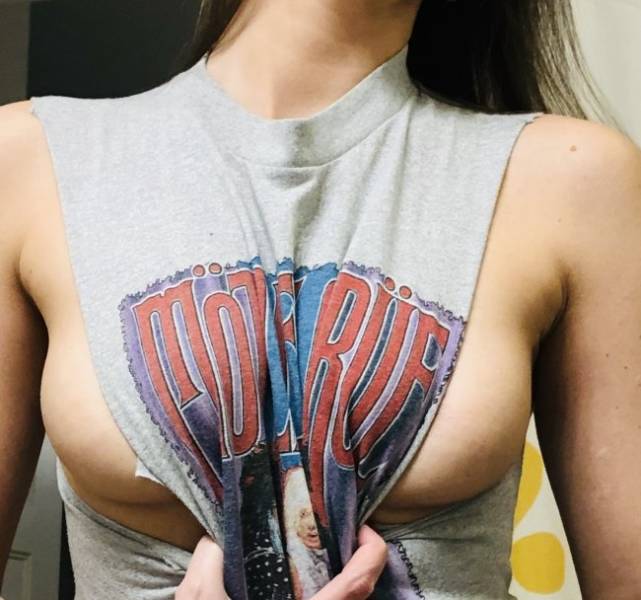 Braless Girls Let Their Boobs Hang Free