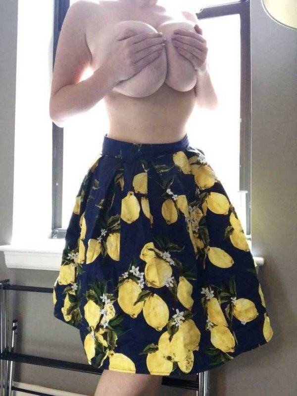 Braless Girls Let Their Boobs Hang Free