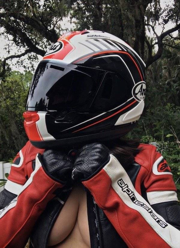 Braless Girls Let Their Boobs Hang Free