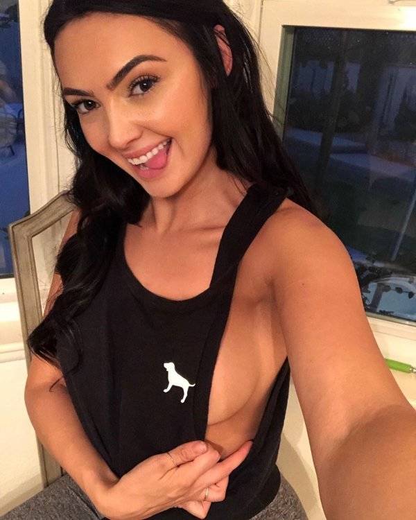 Sideboob Is Where The Sweet Spot’s At