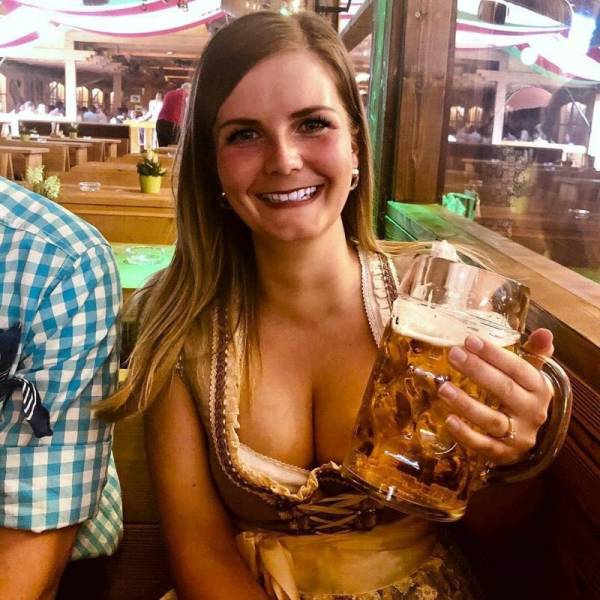 Busty Girls And Seas Of Beer – Oktoberfest 2019