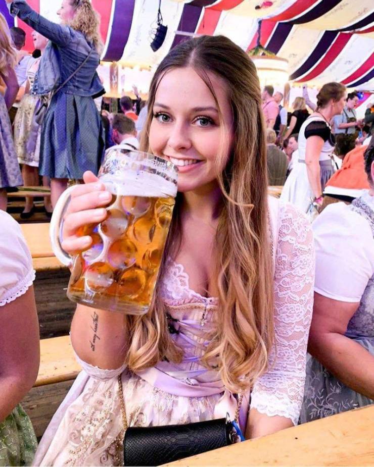 Busty Girls And Seas Of Beer – Oktoberfest 2019