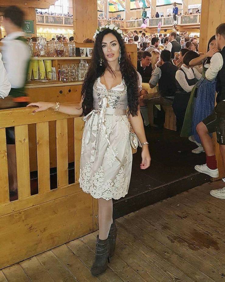 Busty Girls And Seas Of Beer – Oktoberfest 2019