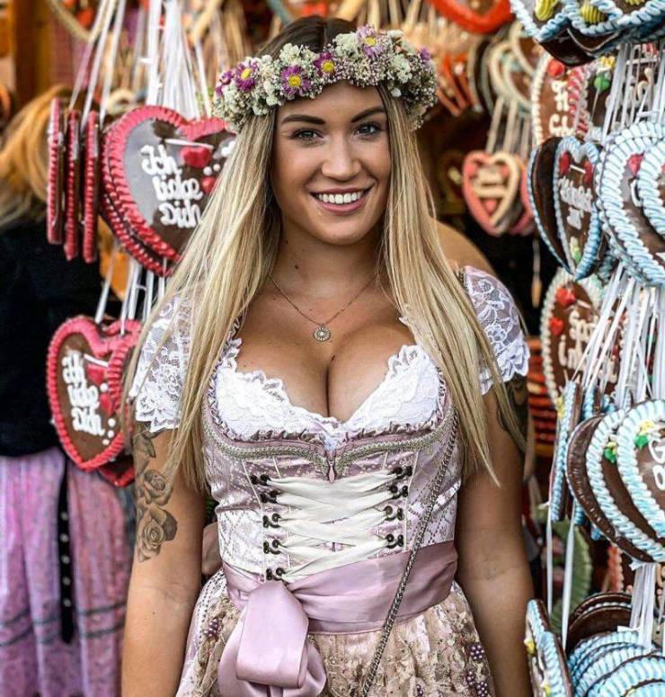 Busty Girls And Seas Of Beer – Oktoberfest 2019