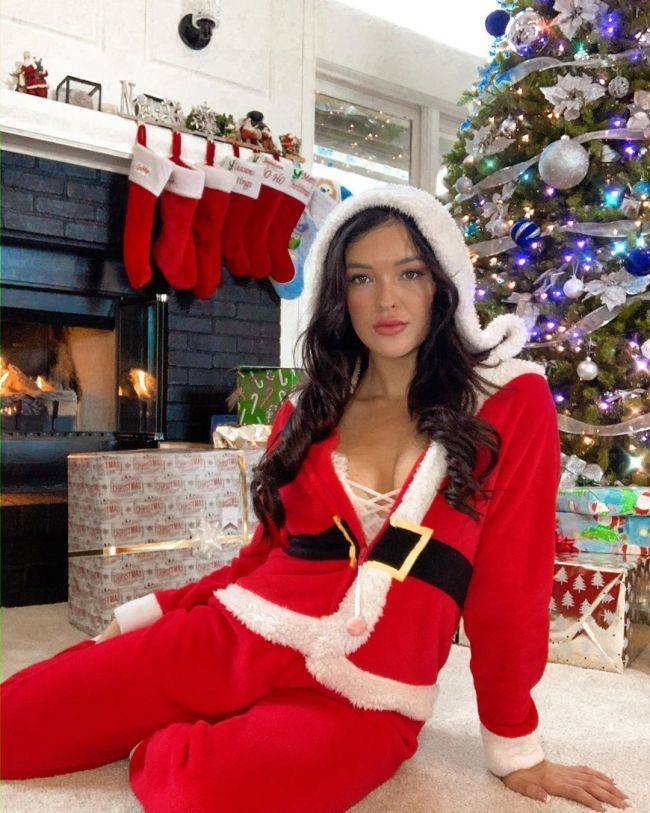 Santa Is So Sexy This Year!