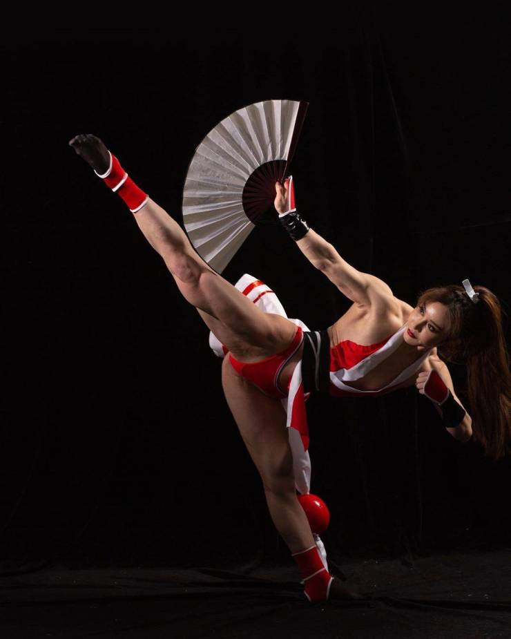 This Chinese Nurse Girl Is Also A Bodybuilder!