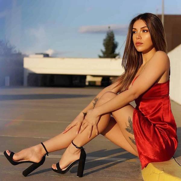 Hot Girls With Beautiful Long Legs