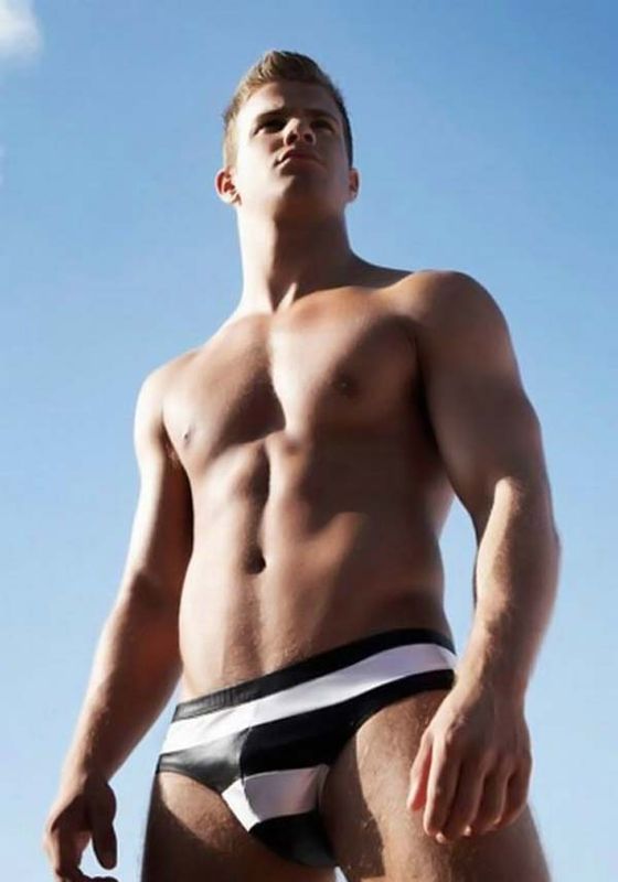 A little surprise for the ladies (49 pics)