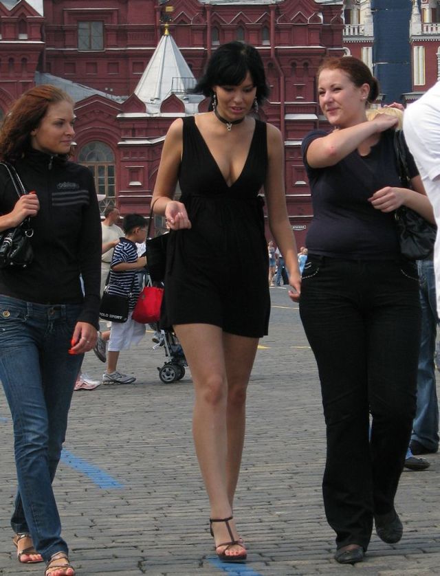 Friday entry with pretty girls (53 pics)