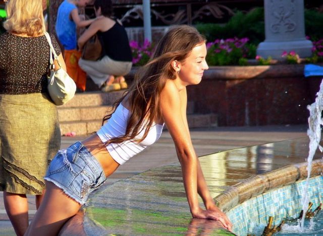 Friday entry with pretty girls (53 pics)