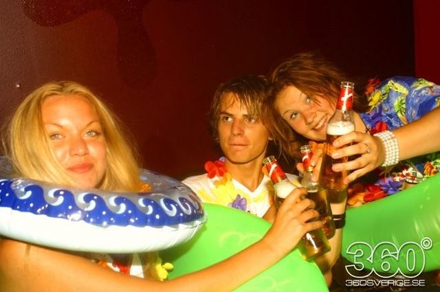 Swedish girls at the night clubs (55 pics)