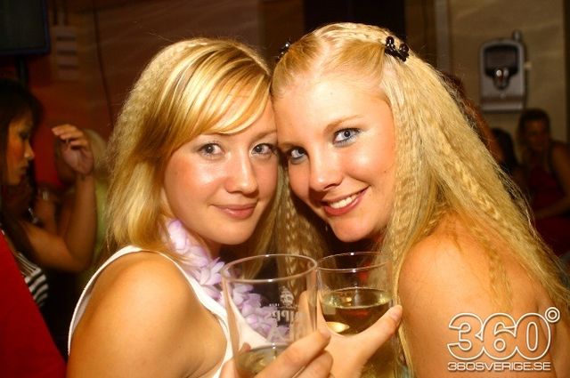 Swedish girls at the night clubs (55 pics)