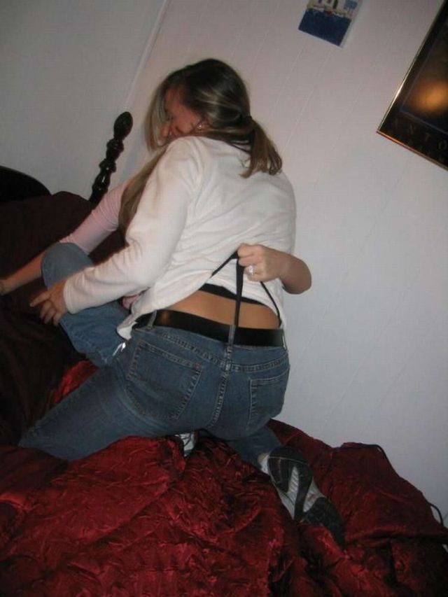 Fun with thongs (28 pics)