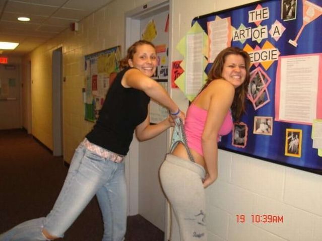 Fun with thongs (28 pics)